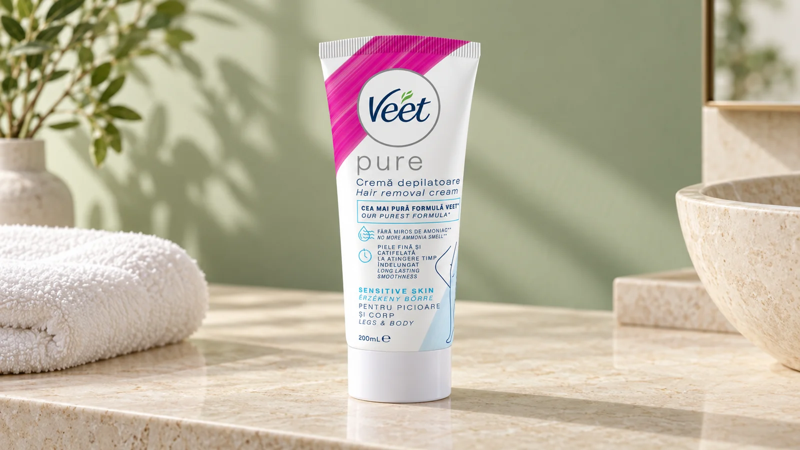 Tubul real Veet Pure 200 ml pe o suprafață de baie, în lumină naturală